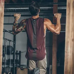 Verão mais nova marca dos homens curvado hem retalhos ginásios stringers colete alta quailty musculação roupas de fitness homem tanques topos2091