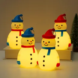 Piccola luce notturna LED Incandescente Pupazzo di neve Decorazione pendente Puntelli Decorazioni di Natale/Halloween Pacchetto regalo portatile per bambini Batteria a bottone incorporata
