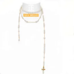 Designerin VivieneWestwood kombinierte eine lange Western-Broken-Perlen-Halskette mit einer 3D-Saturn-geprägten asymmetrischen Quasten-Pulloverkette und einer Shihua-Perle