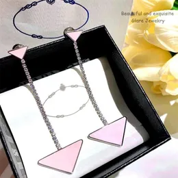 Orecchini con ciondolo pendente lungo lucido Orecchini con triangolo in metallo con diamanti Designer Lettera Strass Eardrop Gioielli semplici ed eleganti da donna263i