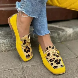 Scarpe eleganti in pelle scamosciata sintetica Donna 2023 Mocassini piatti primaverili Testa quadrata femminile Chiusura in metallo Bocca poco profonda Singolo Dropshopping 231010