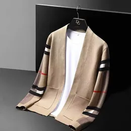Herrtröjor Högen varumärke Sticked Cardigan Men's Fashion Luxury Striped Sweater Casual Shawl 2023 Spring and Autumn Trend Wear Coat 231011