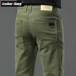 Calças de brim masculinas outono novo masculino fino estiramento jeans elegante e versátil tecido macio calças jeans exército verde café marca calçasl231011
