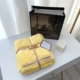 Luxus-Designer-Handtuch-Badeset, Bienen-Stickerei, mehrfarbig, modisches Schlafsaal-Badetuch und schnell trocknendes Strandtuch-Set, buntes Handtuch mit Geschenktüte