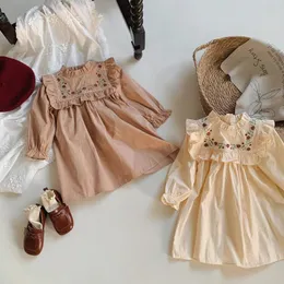 Flickaklänningar Baby Girls French Dress Spädbarnskläder Autumn Barn Broderi Stand Collar Bubble Ruffle Långärmad barn Spring Style