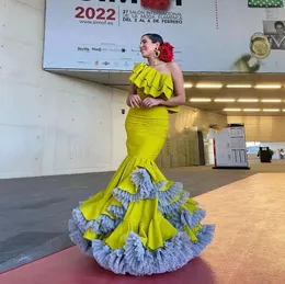 Abiti da ballo di flamenco con sirena monospalla in raso giallo 2024 Gonna a strati con volant Ballando Spagna Abito da sera con tromba