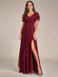 Party Dresses Elegant Evening Side Split V Neck Ruched Hidden Zipper 2023 Ever Pretty of Chiffon A-Line Bourgogne Bridesmaid Dress