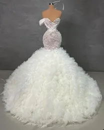 2023 Underbara bröllopsklänningar Brudklänningar spets sjöjungfru ärmlös en axelrem kristallpärlor pärlor rufsar tiered tyll skräddarsydd land plus storlek