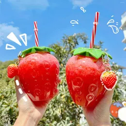 Vattenflaskor Portable Cold Drink Cup Ins Cute Strawberry With Straw Creating Plastic for Kids Girl Student