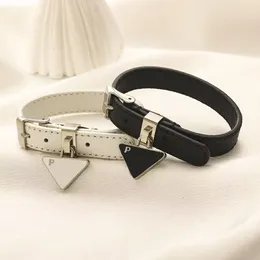 Bracelet en cuir noir blanc triangle designer bracelet hommes moderne classique boucle ardillon hiphop bijoux en acier inoxydable bracelet de charme simple ornement zb075