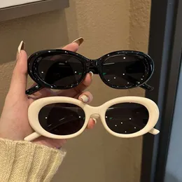 Les montures de lunettes de soleil sont à la mode, avec un cadre blanc ovale cool et une forme concave.