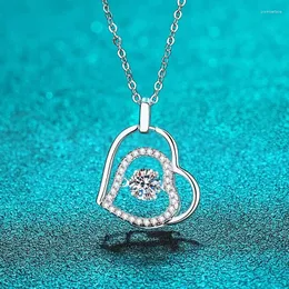 Kedjor 0,5ct hjärta Moissanite Pendant för kvinnor glittrande imitation diamantsmycken 925 Sterling Silver Plated White Gold Necklace