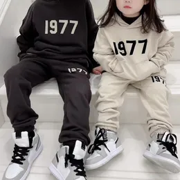 Bebek Çocuk Hoodie Sweaters Setleri Toddler Giyim Klasik Stil 2-12 Yıllık Yeni Kış Villus Erkek ve Kızlar Spor takım elbise Bebek Kısa Kol Giysileri