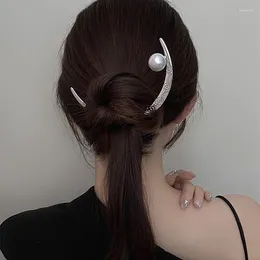Klipy do włosów Pearl Wzór półksiężyca spinki do włosów Koreańska niszowa design metal z tyłu akcesoriów na głowę hurtowo