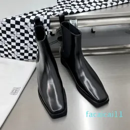 Nackte Designer-Stiefel für Damen, Toteme, luxuriös, kurze Stiefel mit quadratischer Zehenpartie, schwarzes Lackleder, Martin-Stiefel mit flachem Boden, Loafer, lässig, formell, Herbst und Winter