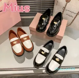 Com caixa vestido sapatos luxo logotipo em relevo pulseira de couro mocassins tabaco preto branco moda mius ao ar livre mulheres designer tênis