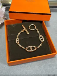 Luxury Charm Armband Copper Pig Nose Brand Designer Hollow Round Circle Charm Bucket Chain Armband för kvinnliga smycken med låda