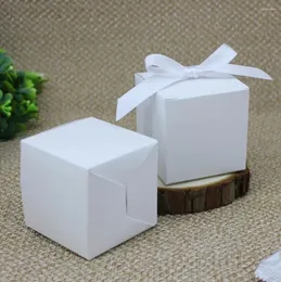 선물 랩 100pcs 유럽 스타일 스퀘어 모양 흰색 웨딩 호의 리본 종이 파티 용품을 가진 사탕 박스