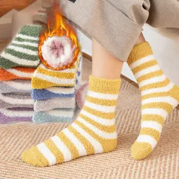 Gestreifte Frauen Socken Flauschigen Korallen Samt Dicke Warme Winter Socken Mädchen Indoor Boden Handtuch Socke Atmungsaktive Frau Nette Soks Meias