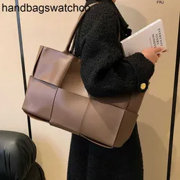 BottegassvenetasハンドバッグArco Tote Bag Botegss Ventss Bags for Women Online Store Wholesale Womens大容量春夏新しい大きな織りパンマザーシンプルアンドシンプル