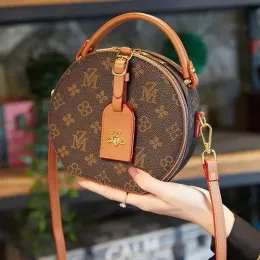 2023 Fashionniche varumärkesdesign Runda en axel crossbody väska 2022 mode rundade väskor mångsidig tryckt rundande tårta väska kvinnor