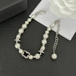 Boutique Luxury Pearl Armband 925 Silver Charm Chain Armband Ny höstens högkvalitativa smyckesdesign för kvinnor Romantisk presentarmband Designer smycken