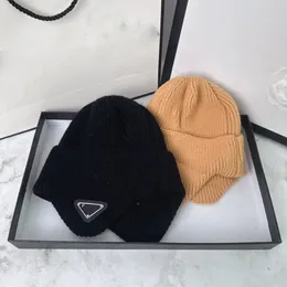 Klassisk designer Autumn Winter Beanie Hats Invertered Triangle Earflappar Stickat Hat Fashion Märke Letter Universal Sticke Cap Autumn Wool Outdoor Warm Skull Caps