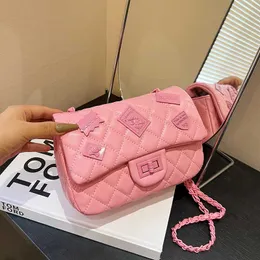 Koreansk version doftkedja 2023 Sommarn New Women's Small Fresh Badge Shoulder Dopamine Crossbody Bag