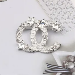 18K 골드 도금 편지 브로치 유명한 브랜드 럭셔리 Desinger Brooch Vintage Women Star Rhinestone Suit Pin Fashion Jewelry Clothi276h