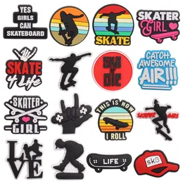 Commercio all'ingrosso 100 pezzi in PVC Sì le ragazze possono skateboard Skater Life Love Guitar Shoe Charms Uomo Donna Fibbia Decorazioni per il braccialetto Pulsante Clog