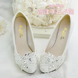 Scarpe da sposa in pizzo di cristallo avorio fatte a mano piatte 4 5 cm 8 cm tacco gattino scarpe da damigella d'onore per matrimoni slip-on strass Cr245i