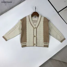 Kaschmir-Strickjacke für Kinder. Zurück Strickmuster für Babys mit Bärenmuster. Größe 90–150 cm. Designer-Strickjacke für Mädchen und Babys mit V-Ausschnitt. 10. Okt