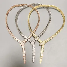 Halsloch-Halskettenfassungen im Designer-Kollektionsstil für Dinnerpartys, vollständig diamantiert, goldfarben, Schlange, Schlangenartig, Wi2553