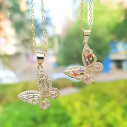 Halsketten mit Anhänger Funkelnde Schmetterlings-Kristall-Halskette mit Strasssteinen, zierliche mehrfarbige CZ-Schmetterlinge, Schmuck, Weihnachtsgeschenk, Bijoux Joyas
