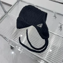 Cappello di lana da donna Autunno e inverno Tendenza all'aperto Calda protezione per le orecchie Cappello lavorato a maglia Etichetta di moda coreana Cappello freddo versatile straniero