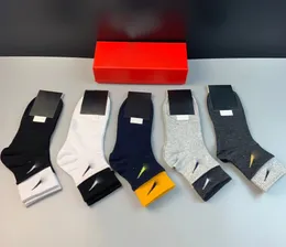 Atacado meias masculinas designer meias femininas 100% algodão 8 cores meias esportivas moda casual carta nk bordado