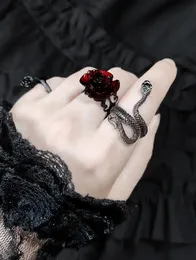 Solitaire Ring Gothic Red Rose Justerbara ihåliga ringar för kvinnor Witch Pagan Vintage Creative Halloween Cool Girl Gift Jewelry 231013