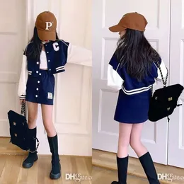 Barnens träningskläder för flickor Tvådelklänning 2023 Vår- och höstens sportkläder långärmad jacka baseballrock och minikjol koreansk stil casual kostym