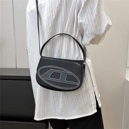 Nischendesign 2023 neues Produkt Einzelschulter-Crossbody-Unterarm-Ding-Dang-Tasche, modisch, tragbar, berühmt, klein, quadratisch für Damen, Code 2478