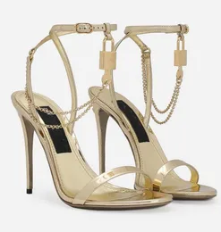 Известный дизайн, свадебные сандалии Keira, туфли! Женские туфли-лодочки на высоком каблуке из телячьей кожи, черного золота, украшенные цепочкой и подвесками, EU35-43, с коробкой