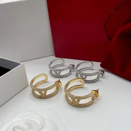Ontwerper ontworpen elegante oorbellen geschikt voor damesmode. Nieuwe prachtige oorbellen als kerstcadeaudoos voor een jubileumverjaardag