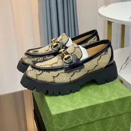 Yeni Tasarımcı Kadınlar Günlük Ayakkabı Platformu Lug Sole Sole Loafers Horsit Metal Tokes Kalın Tabanları Kadın Lady Girl Lüks Deri Sıradan Ayakkabı Yüksek En Kalite 06