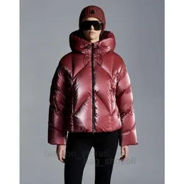 秋/冬の女性の短いフード付きジャケット90％白いガチョウが詰まったふわふわと暖かい明るい布の防水と汚れの耐性CC