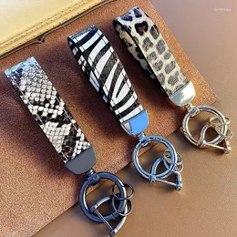 Keychains Luxury äkta läder Keychain Lanyard Män Kvinnor Leopard Zebra Snake Mönster Buckle Car Key Ring Holder Jewel Gift Chaveiro