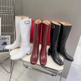 Botas moda joelho mulheres couro genuíno salto grosso lado designer sapatos zíper casual cavaleiro bota fivela de metal decoração toe quadrado clássico saltos baixos