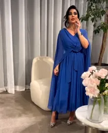 Abiti da sera eleganti corti in chiffon blu royal con volant a-line con scollo a V abito da ballo musulmano alla caviglia per le donne