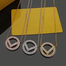Europa Amerika Designer Mode Stil Dame Frauen Gold Silber Rose Farbe Hardware Gravierte F Brief Aushöhlen Volle Diamant Runde P242F