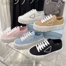 Designer Fashion Classic Prads Shoes Triangle Leather Loafers Casual Men Kvinnor Märken Luxury Trainers Canvas Sneaker Aprikosplattform Höjd Rinnande skor