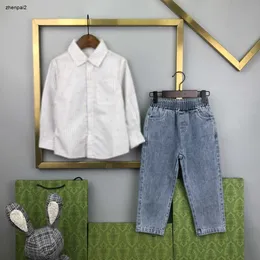 Designer de luxo roupas de bebê outono conjuntos crianças fatos de treino tamanho 100150 cm 2pcs padrão vertical design camisa de lapela e jeans de cintura elástica ago2