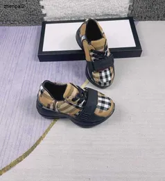 Luksusowe designerskie buty dla niemowląt Wysokiej jakości swobodne buty dla chłopców Rozmiar dziewcząt 26-35 moda dla dzieci skórzane trampki, w tym marka pudełka na buty